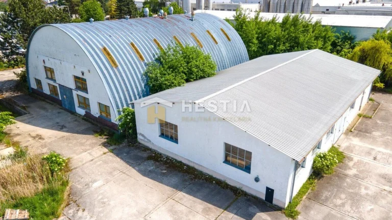 Skladový areál s pozemkom 10 000 m2 v priemyselnej zóne