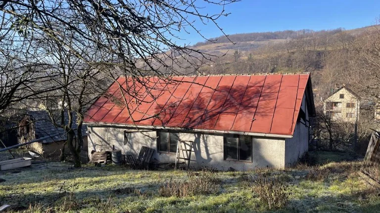 Starší dom s novšou prístavbou v obci Pača