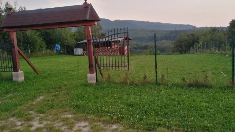 Predám pozemok s malou chatkou