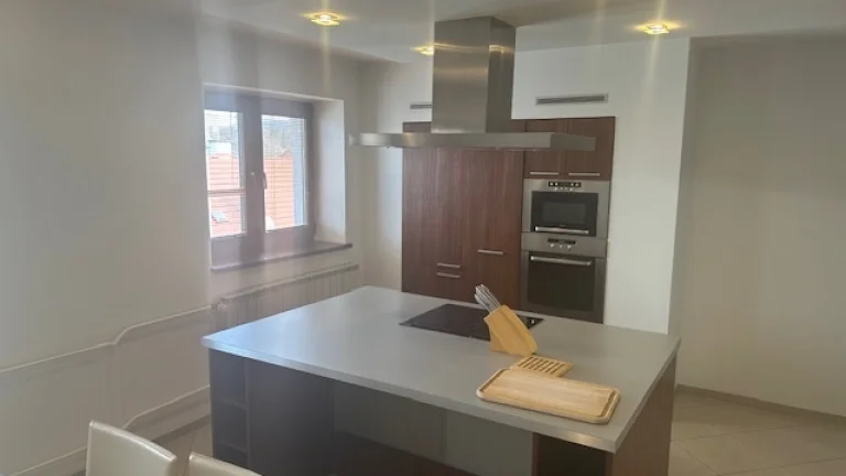 Prenajmem byt v PN s vlastným parkovaním v centre NOVÁ CENA