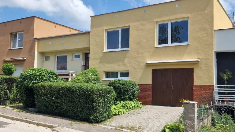 4-izbový dom s garážou na Zobore - prenájom