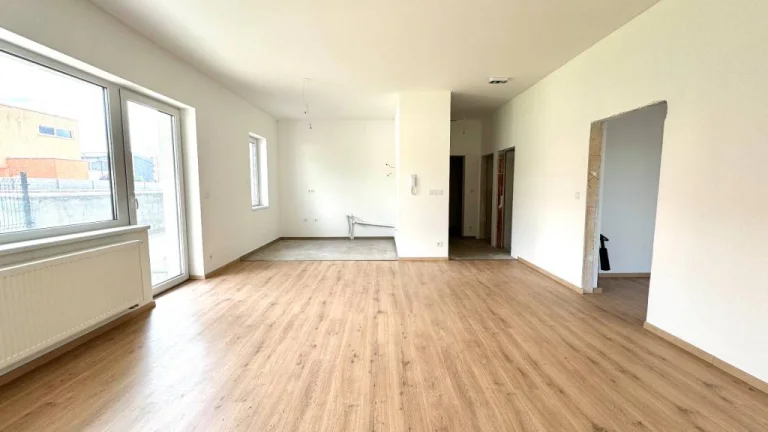 NA PREDAJ: 2 - IZBOVÝ APARTMÁN S PREDZÁHRADKOU, STUPAVA,