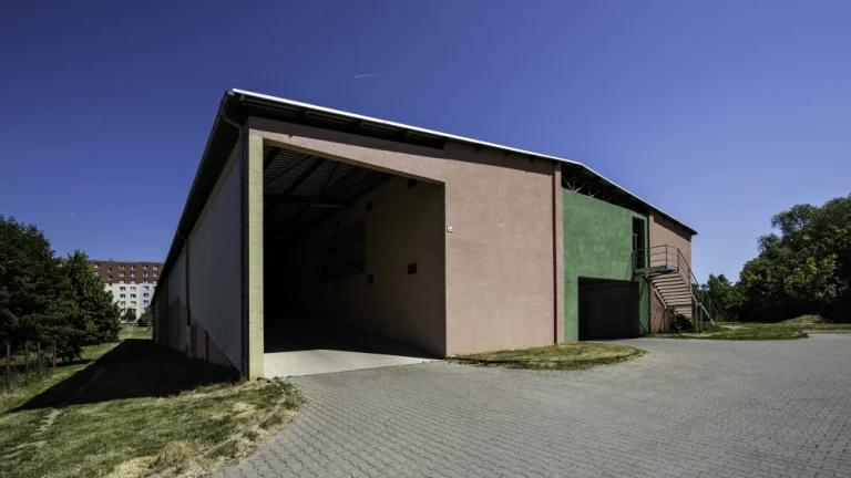 Garáž v grážovom dome Trávniky