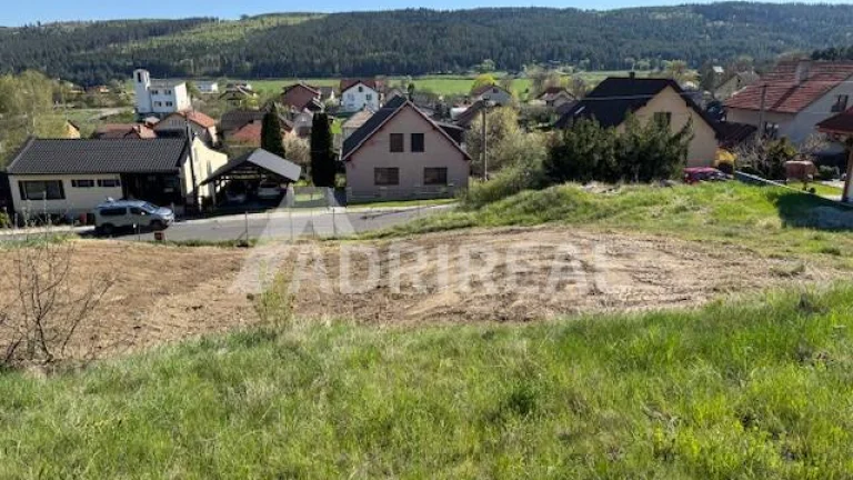 PREDAJ: Stavebný pozemok so stavebným povolením a IS; 900 m2