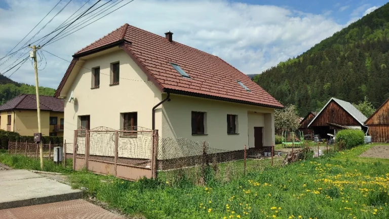Predám dom s veľkým pozemkom v Hubovej