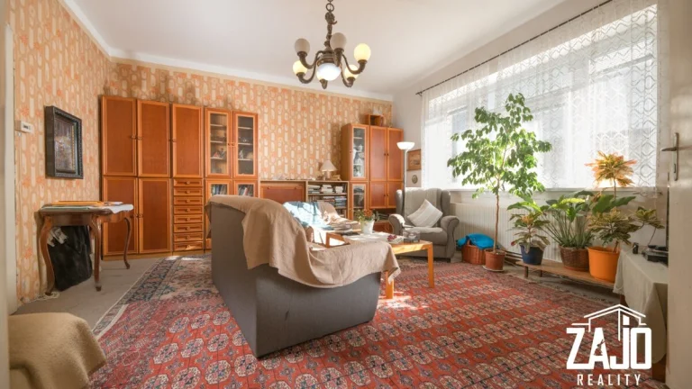 Veľkometrážny 4-izb. byt s parkovacím miestom,centrum mesta