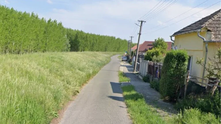 Predám polovicu pozemku s domom
