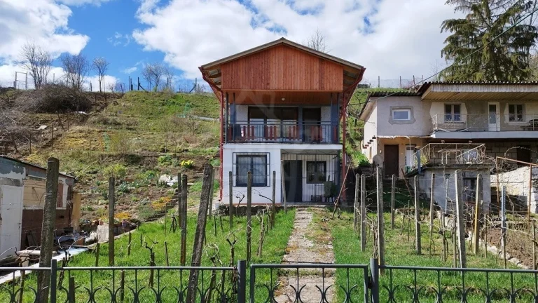 Dvojpodlažná chatka s do kopca vytesanou pivnicou v chatov