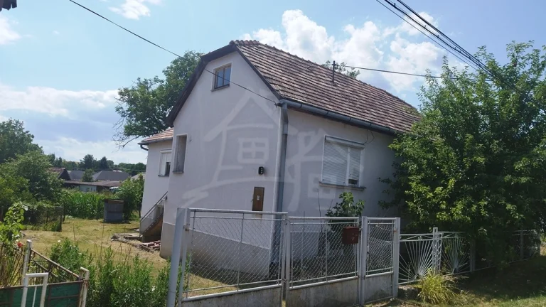 Poschodový dom s krásnym pozemkom v srdci kľudnej obci Vin