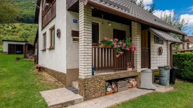 ZNÍŽENÁ CENA Chata na slnečnom 20 árovom pozemku v obci Veľ