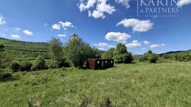 Slnečný rekreačný pozemok 5140 m2 s mobilným domom Tisovník