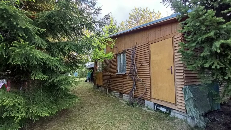 Chatka so záhradou