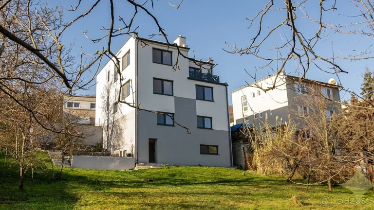 REZERVOVANÉ - Dom kráľovských rozmerov. 7i Nová Baňa.