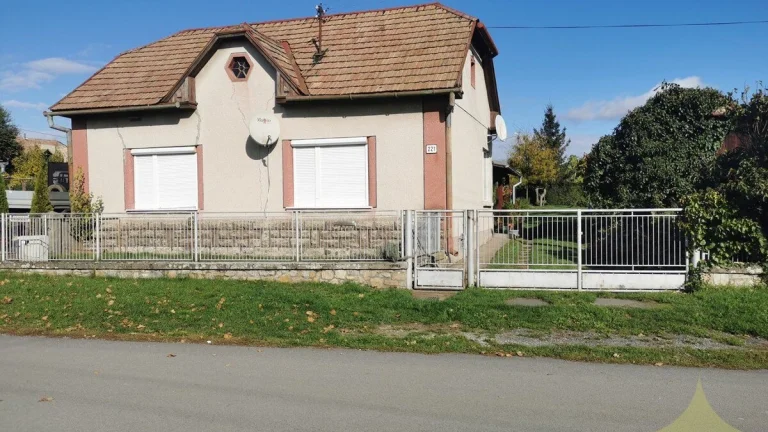 Čiastočne zrekonštruovaný rodinný dom s letnou kuchyňou a pi