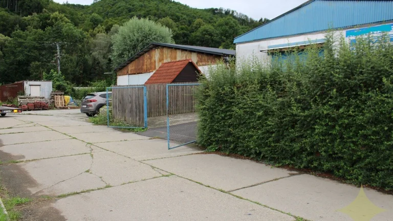 REZERVOVANÉ - Predaj sklad, kancelária, garáž, 2 izb. byt, z