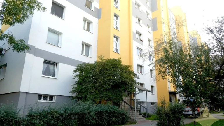 Na predaj mimoriadne zachovalý 2 izbový byt s loggiou v Luče