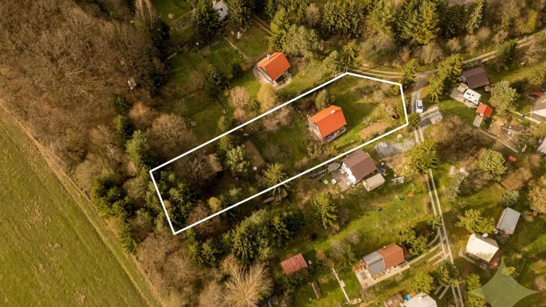 NA PREDAJ – Rozostavaná záhradná chata s veľkorysým pozemkom