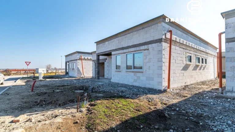Na predaj 4-izbový bungalov, Rezidencia Trnava pri Laborci -