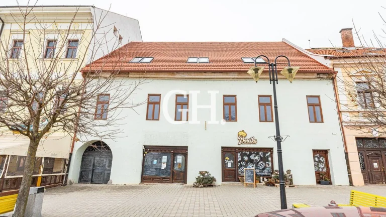 Historická tehlová budova v srdci Rožňavy - Námestie Baníkov