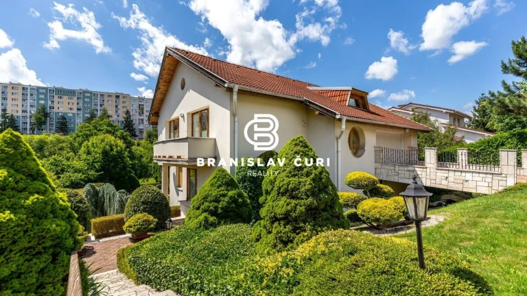 NA PREDAJ RODINNÁ VILA S BAZÉNOM