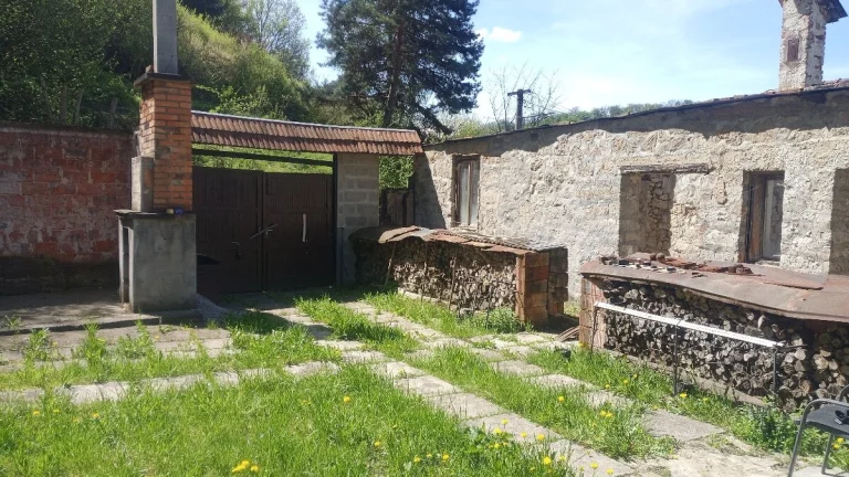Predám stav. poz. s murmi rodinného domu so supisnym cislom