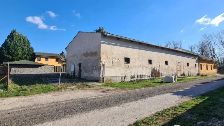 RADO | IBA U NÁS Na prenájom BUDOVA , Kráľová pri Senci