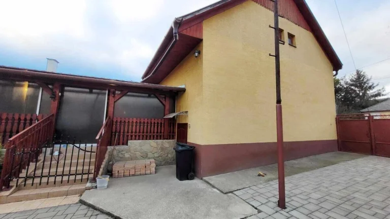 RD s krásnou terasou a garážou v Kamenici nad Hronom.