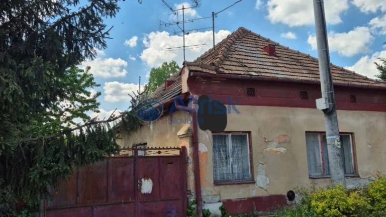 Pozemok so starším rodinným domom vhodný na výstavbu