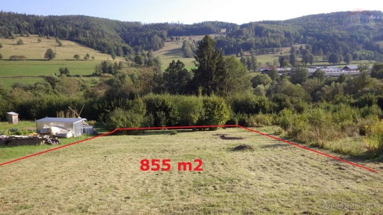 Slnečný pozemok na výstavbu rodinného domu s platným stavebn