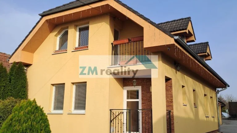 Priestranný rodinný dom s trojgarážou a bazénom k okamž