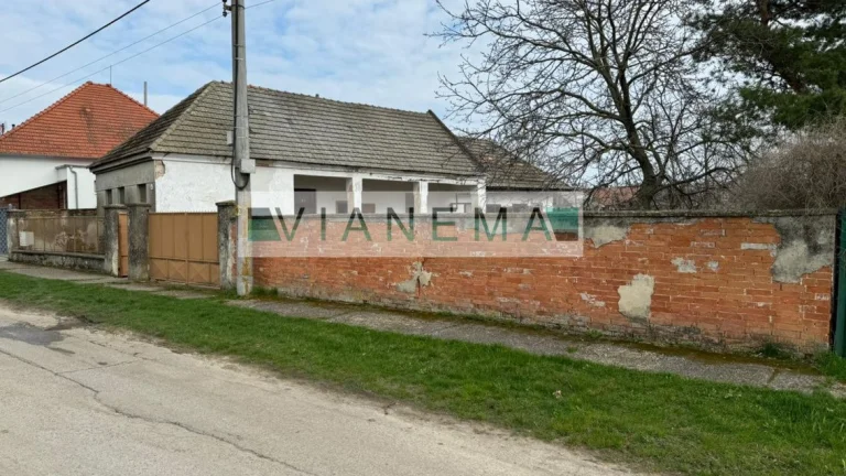 IBA U NÁS Exkluzívne ponúkame stavebný pozemok s domom Kaja