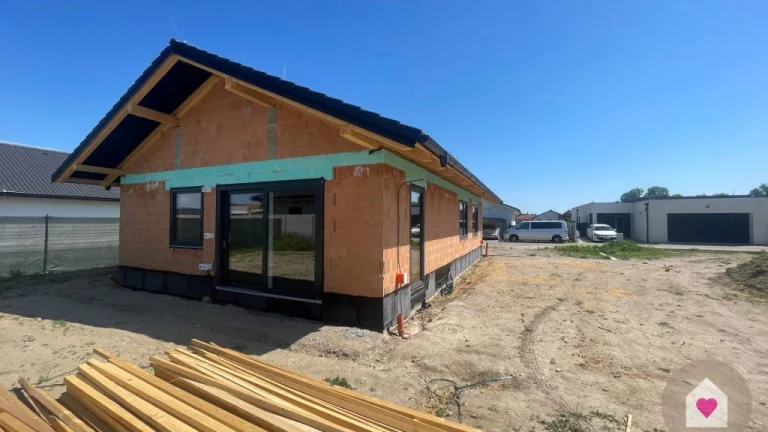 Krásny 4 izbový RD bungalov 92,26 m2 na pozemku 495 m2, Sene
