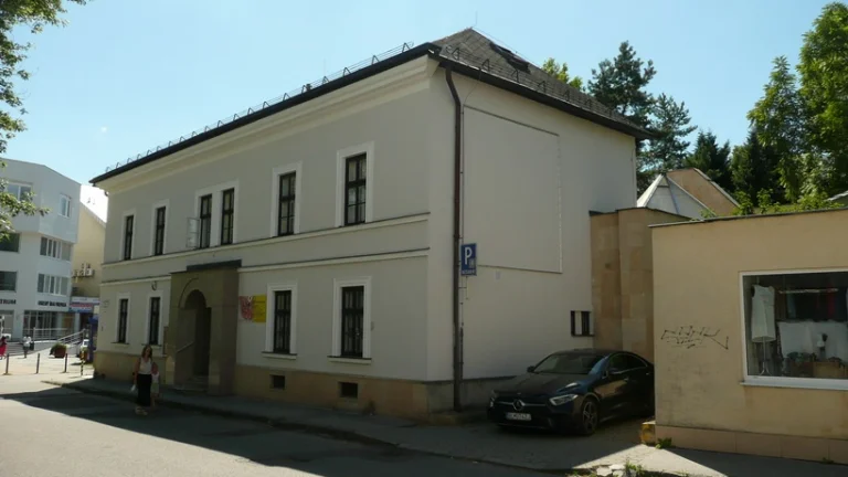Prenajmeme priestory v centre Prievidze budova banky.