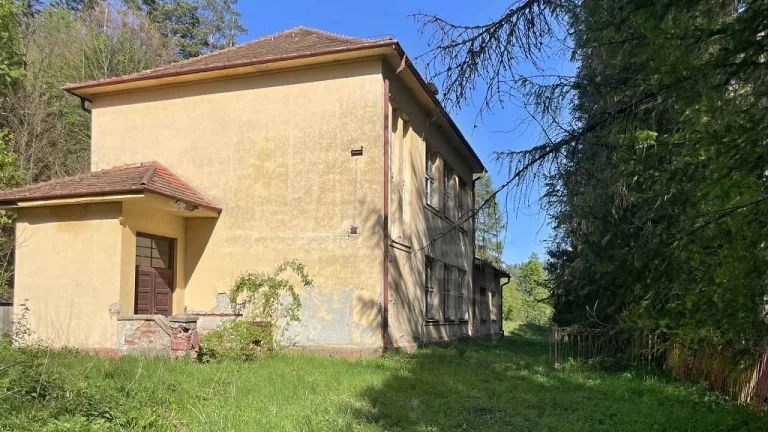 Budova bývalej školy neďaleko jazera pri obci Úhorná