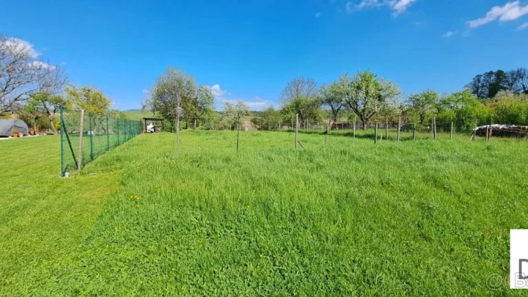 Slnečný pozemok pre rodinný dom