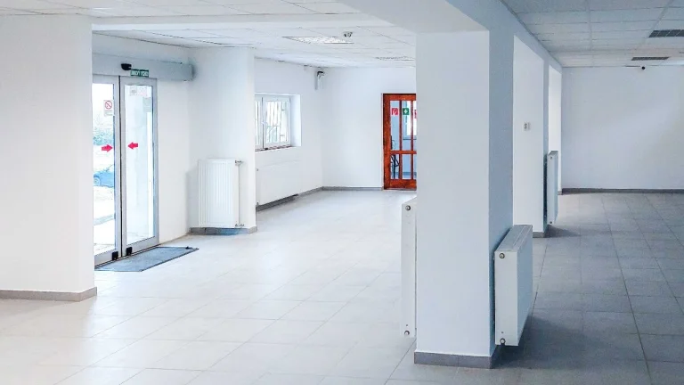 Obchodné a skladové priestory pri hlavnej ceste