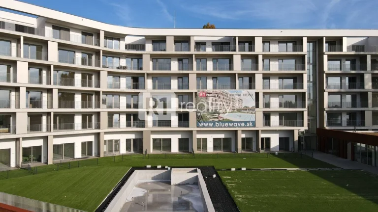 TOP INVESTÍCIA: Nový 2-izbový apartmán A8 s predzáhradkou v
