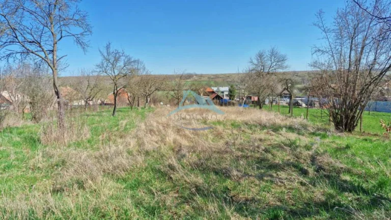 Veľký stavebný pozemok (2394 m2) v Obeckove, okres Veľký Krt