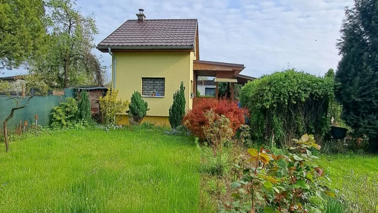 Predaj skolaudovanej záhradnej chatky na 4á pozemku-Malacky