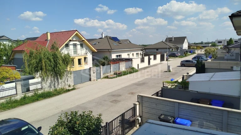 Ponúkame na predaj 3-izbový, elegantný a slnečný …