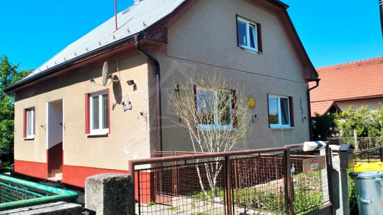 Zachovalý dom s krásnym pozemkom v obci Svinná na predaj