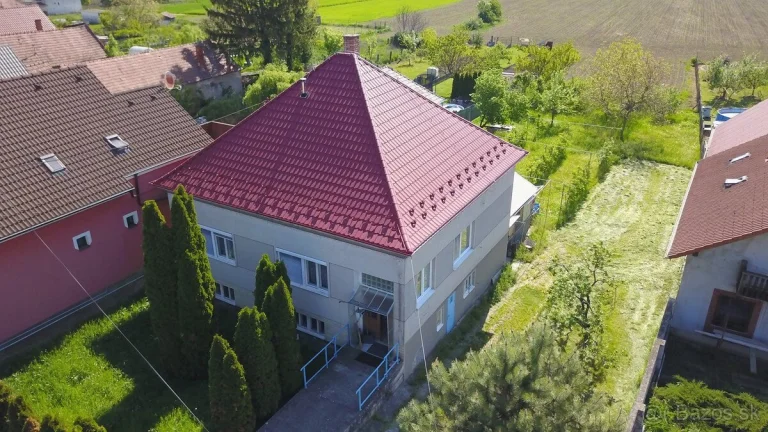 Ponúkame na predaj rodinný dom s garážou a veľkým pozemkom v