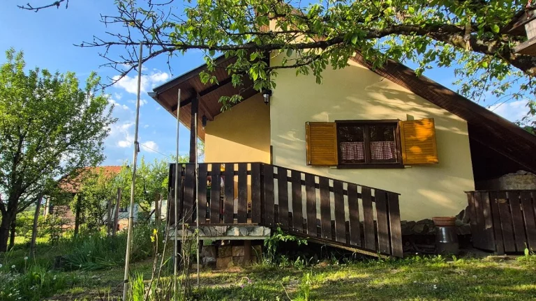 Murovaná chatka so záhradkou vo Vinici