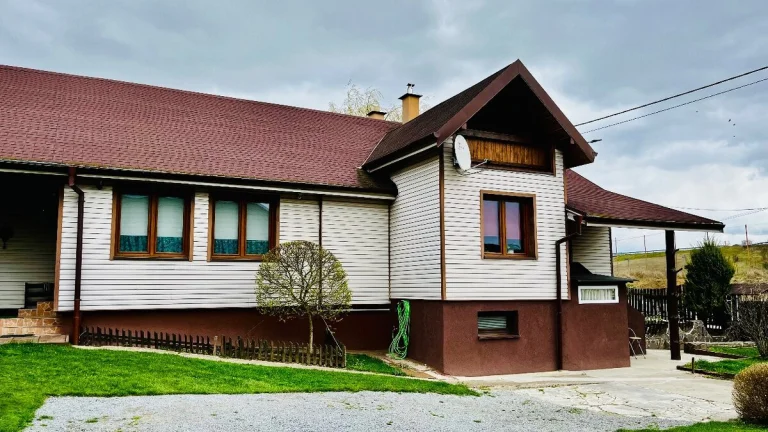 VÝNIMOČNÝ rodinný dom 1 100 m2 PO, Svinia