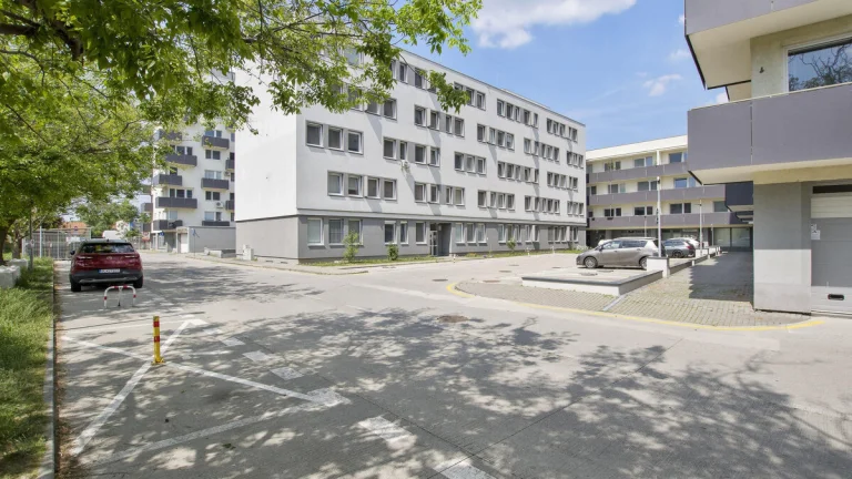 Na Predaj  svetlá zariadená garsónka Podunajských Biskupicia