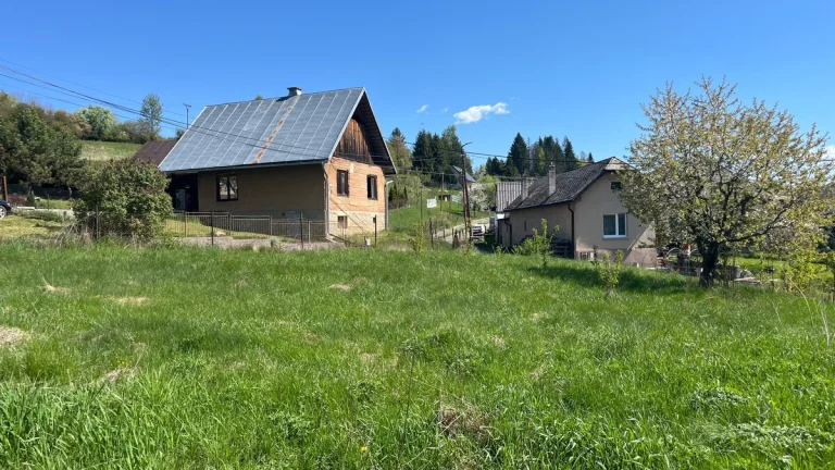Slnečný pozemok s čerešňou v obci Beňuš