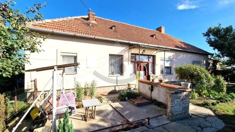 Rodinný dom s garážou a vínnou pivnicou
