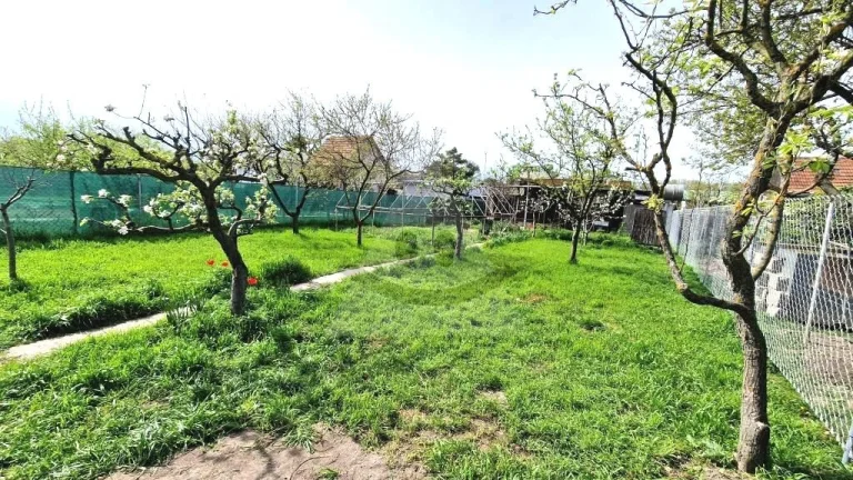 Udržiavaná záhrada s chatkou v obľúbenej lokalite Tehelňa