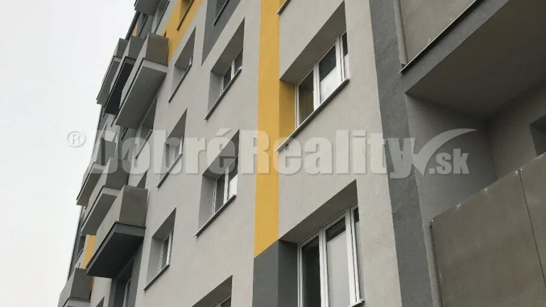Na dlhodobý prenájom 1 izbový byt v Prievidzi s balkónom
