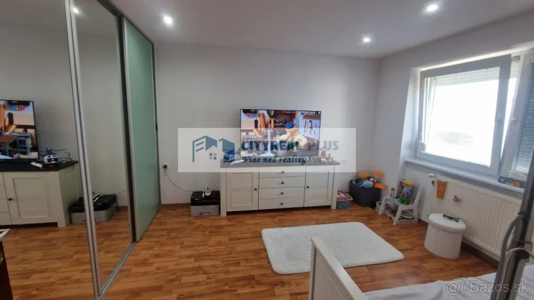 Predám 2 izbový TEHLOVÝ byt s parkovaním vo dvore CENTRUM No